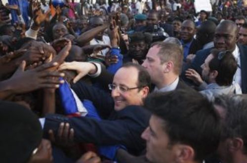 Article : Faut-il s’indigner ou se griser de l’accueil de François Hollande au Mali ?